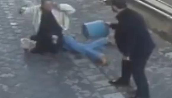 ​YouTube: Hombre ayuda a mujer de brutal golpiza de su esposo [VIDEO]