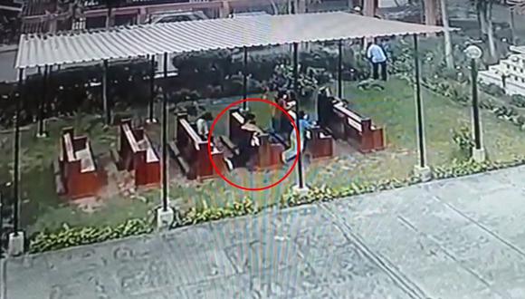 Cámaras de seguridad registraron el preciso momento en que mujer roba cartera de una feligresa. Foto: Municipalidad de Surco