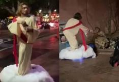 Joven se disfraza de Jesús y regala pan a los que viven en la calle | VIDEO
