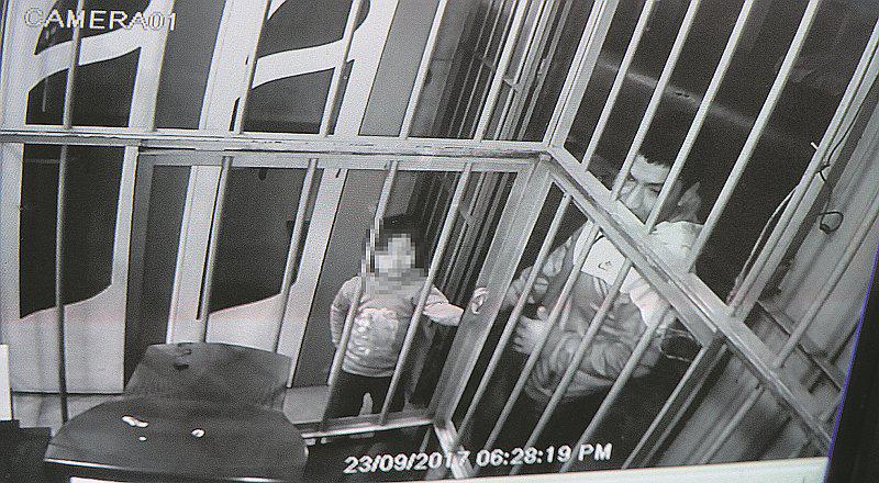 SJL: sujetos usan a niña de 3 añitos para cometer atraco en locutorio 