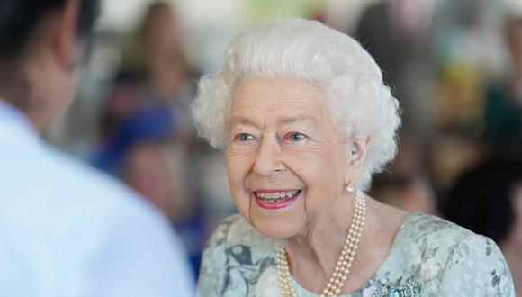 En esta foto de archivo tomada el 15 de julio de 2022, la reina Isabel II de Gran Bretaña sonríe durante una visita para inaugurar oficialmente el nuevo edificio del Thames Hospice en Maidenhead, Berkshire.  (Foto de Kirsty O'Connor / PISCINA / AFP)