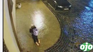 La odisea de una niña que trata de cruzar una calle helada en Kiev que se ha vuelto viral | VIDEO