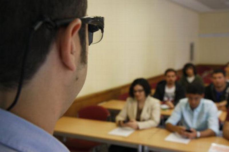 Crean gafas inteligentes para que profesores se comuniquen mentalmente con alumnos 