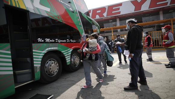 En el terminal de Yerbateros se va reportando alza en el precio de los pasajes para viajar a destinos de la sierra y selva central del Perú por Semana Santa.  (Foto: Anthony Niño de Guzmán)