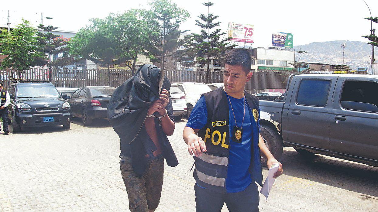 Agente PNP es acusado de robar celular a joven en discoteca