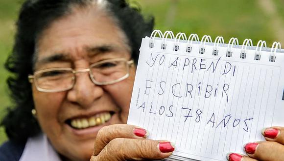 Anciana de 78 años que acabó el colegio: "Ya sé escribir, no me dirán analfabeta"