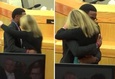 Joven conmueve al abrazar a la asesina de su hermano durante juicio 