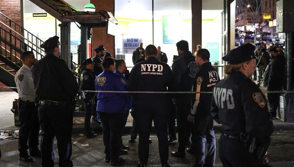 Agentes de la policía de Nueva York fuera de la estación de metro de Mt. Eden Avenue en el distrito del Bronx de Nueva York, el 12 de febrero de 2024. (Foto de CHARLY TRIBALLEAU / AFP)