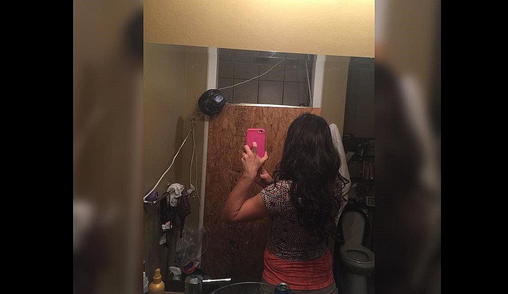 Inocente selfie de espaldas en el baño manda a prisión a mujer 