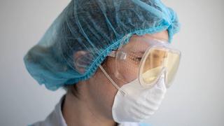 Enfermera roba tarjeta de crédito de uno de sus pacientes con coronavirus que murió