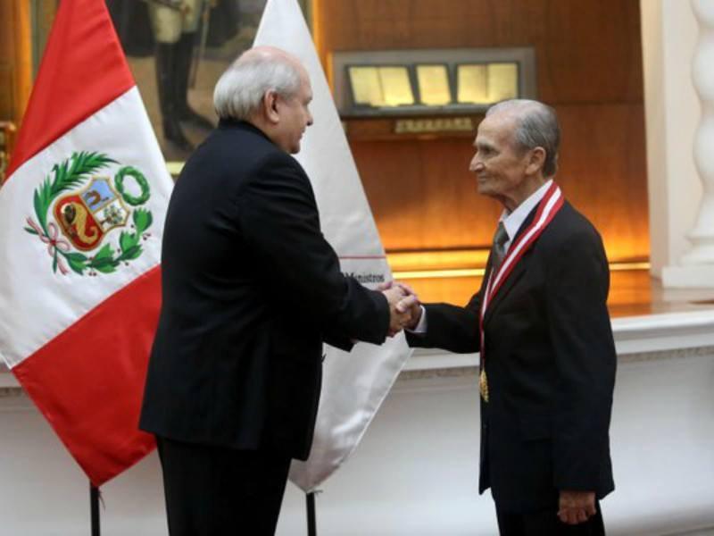 ¡Awww! Carlos Gassols fue condecorado con una medalla