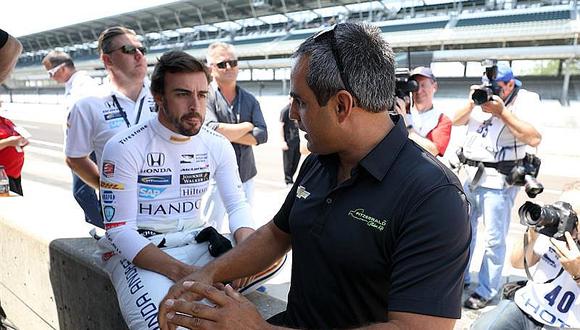 Alonso recibe consejos de Juan Pablo Montoya para 500 Millas de Indianápolis 