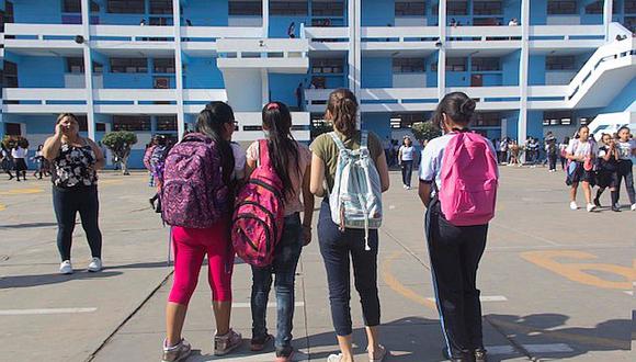 ​Alumnas fueron con ropa de calle a su primer día de clases (FOTOS)