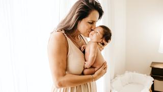 Cuál es el efecto a nivel neurológico del contacto piel a piel entre bebé y mamá 