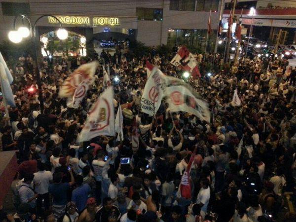 Play Off 2013: Hinchas de Universitario le hacen banderazo al equipo [VIDEO] 