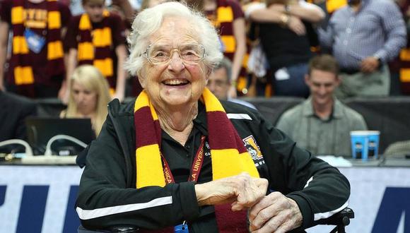 ​Monja de 98 años aficionada al baloncesto inspira camisetas y muñecos