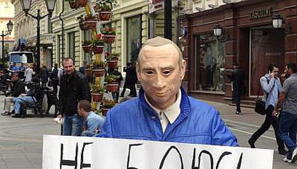 Opositor ruso que protestó con máscara de Putin pide asilo en Ucrania 