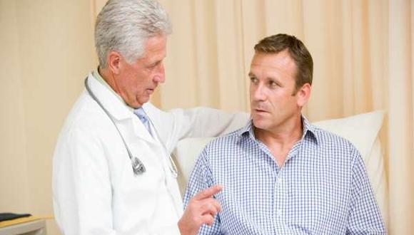 ¿A partir de los 50 años los varones deben someterse a un examen tacto rectal para detectar el cáncer de próstata?