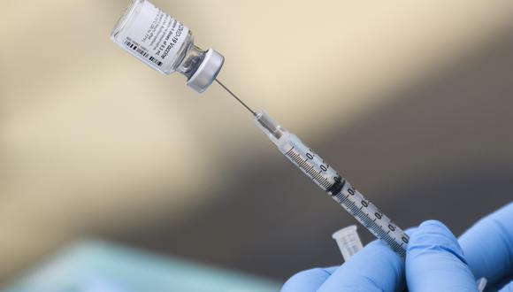 De acuerdo a las recomendaciones nacionales e internacionales, la vacunación sigue siendo la mejor estrategia para reducir la morbilidad y mortalidad por la COVID-19, asevera la Digemid. (Foto archivo referencial Patrick T. FALLON / AFP)