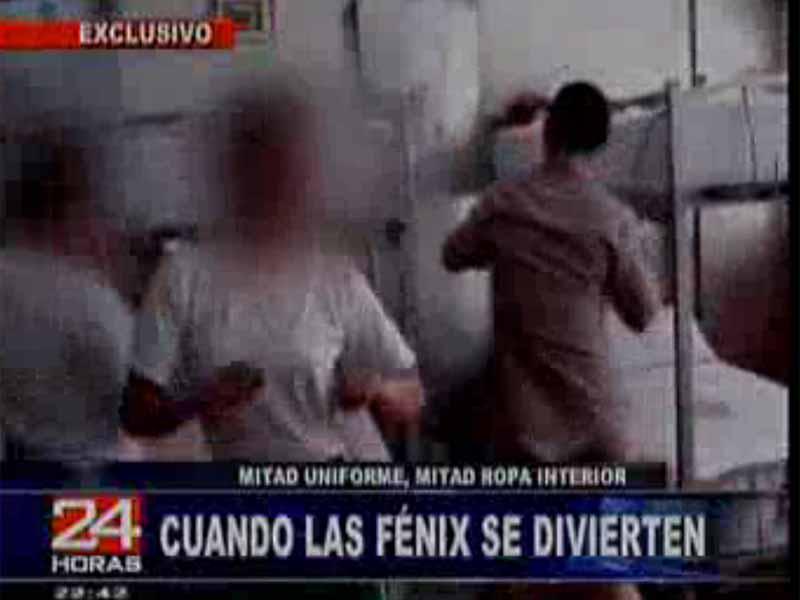 VIDEO: Policías Fénix bailan en calzoncito 