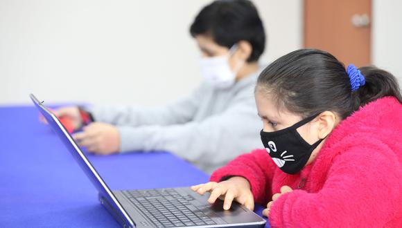 Miopía en niños aumentó un 60 % por uso excesivo de equipos electrónicos