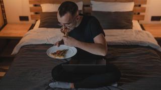 Cenar menos de 2 horas antes de dormir aumenta en 50% el riesgo de diabetes, alerta estudio