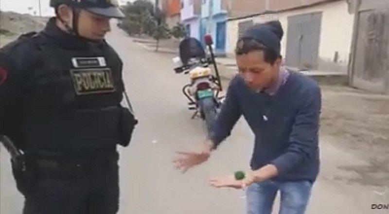 Joven mago sorprende con truco a policía y video se vuelve viral