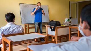 Maestro rural dictó clases por radio a los niños en la cuarentena y ahora hace lo mismo con los adultos que quieren concluir sus estudios