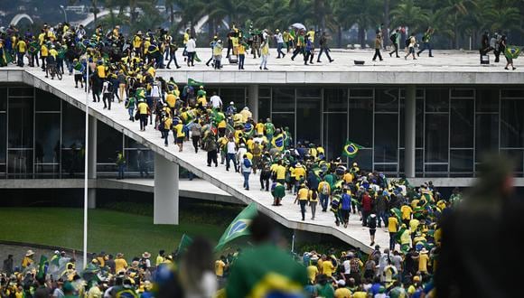 Manifestantes contra los resultados electorales y el gobierno del recién posesionado presidente Lula da Silva invaden el Congreso Nacional, el Supremo Tribunal Federal y el Palacio del Planalto en Brasil. (EFE/ Andre Borges).
