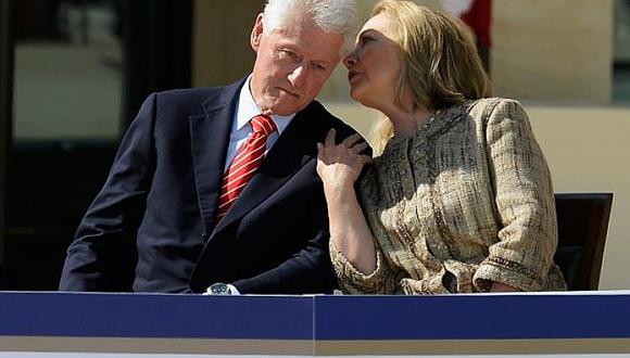 Bill Clinton toquetea a periodista y Hillary Clinton no defiende a la mujer