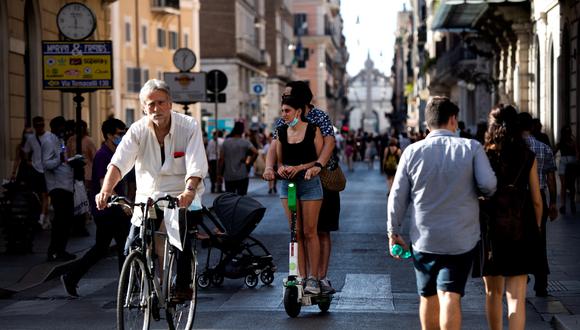 El descenso de contagiados permitió que muchas ciudades reabran bares, eliminen la obligatoriedad de la mascarilla y más. ( Foto: Tiziana FABI / AFP)