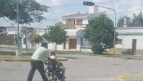 Chofer deja su ómnibus y ayuda a mujer en silla de ruedas a llegar a su hogar 
