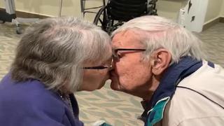 Coronavirus: Abuelitos tienen romántico reencuentro tras estar separados | VIDEO