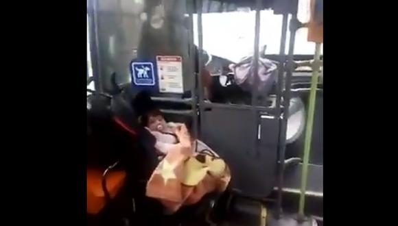 Mamita chofer de bus lleva a su bebita de un año enferma al trabajo (VIDEO)