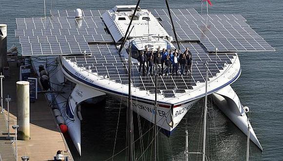 Barco navega alrededor de mundo y lo hace repleto de paneles solares