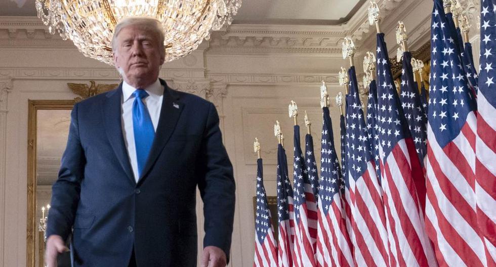 El presidente de los Estados Unidos, Donald J. Trump, se retira después de hablar en un evento en la Casa Blanca en Washington, DC. (EFE/EPA/CHRIS KLEPONIS / POOL).