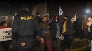 Fiestas Patrias: simpatizantes de Pedro Castillo llegan a exteriores del Congreso y son retirados por la Policía | VIDEO 