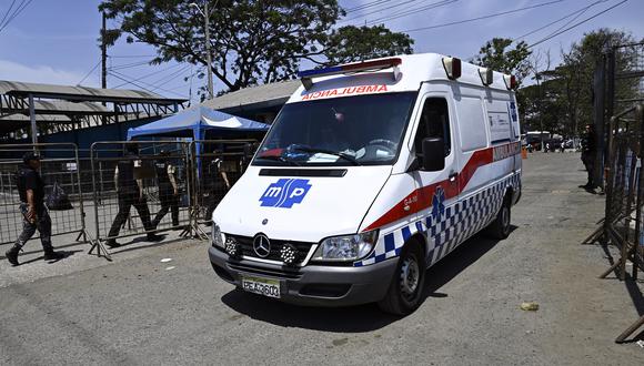 Una ambulancia circula por Guayaquil, Ecuador, el 4 de noviembre de 2022. (Foto de Rodrigo Buendía / AFP)