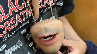 DJ diseña peculiar monedero en forma de boca humana que asusta a usuarios│VIDEO
