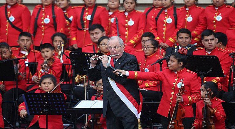 PPK toca la flauta junto a niños de Manchay tras juramentar a ministros [FOTOS]