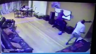 Ladrón dispara a esposos e hija mientras lucha por robar un televisor (VIDEO)