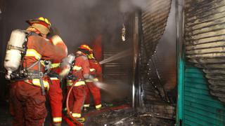Independencia: ​Incendio arrasa con puestos en Mercado Central    