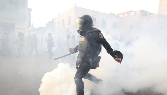 El uso desmesurado del gas lacrimógeno se dio luego de que un grupo de manifestantes se enfrentó a la Policía Montada. Según la Defensoría del Pueblo, se arrojaron más de 10 bombas lacrimógenas a la manifestación que marchaba de manera pacífica. (Foto: GEC)