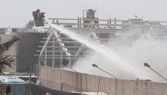 Ate: Voraz incendio consume fábrica textil en la av. Miguel Grau [FOTOS]
