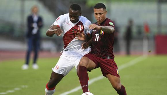 Luis Advíncula tiene 106 partidos con camiseta de la selección peruana de mayores. (Foto: AFP)