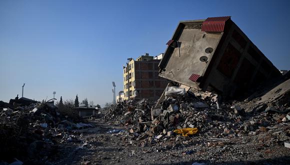 Los edificios derrumbados se muestran en Kahramanmaras el 14 de febrero de 2023, una semana después de que un terremoto devastara partes de Turquía y Siria, dejando más de 35,000 muertos y millones en extrema necesidad de ayuda. (Foto de OZAN KOSE / AFP)