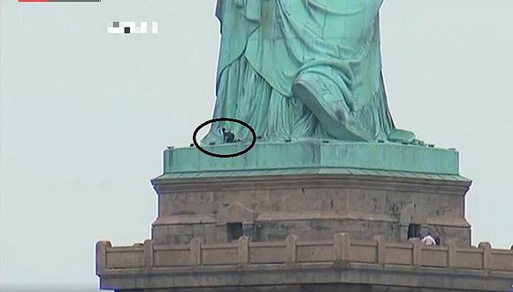 Mujer  trata de subir a la Estatua de la Libertad como protesta contra Trump (VIVO)