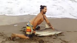 ​YouTube: saca tiburón del agua para tomarse un 'selfie' [VIDEO]