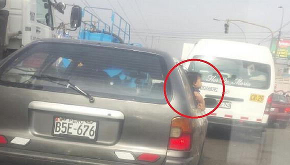 El Agustino: bebé expone su vida sacando mitad del cuerpo por ventana de auto