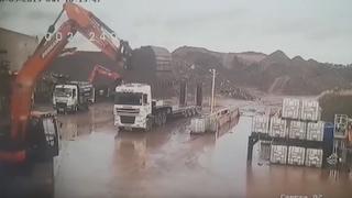 Trabajador furioso se venga destrozando la camioneta de su jefe | VIDEO